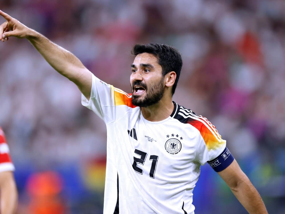 Kapitän Ilkay Gündogan im weißen Trikot (IMAGO/Laci Perenyi)