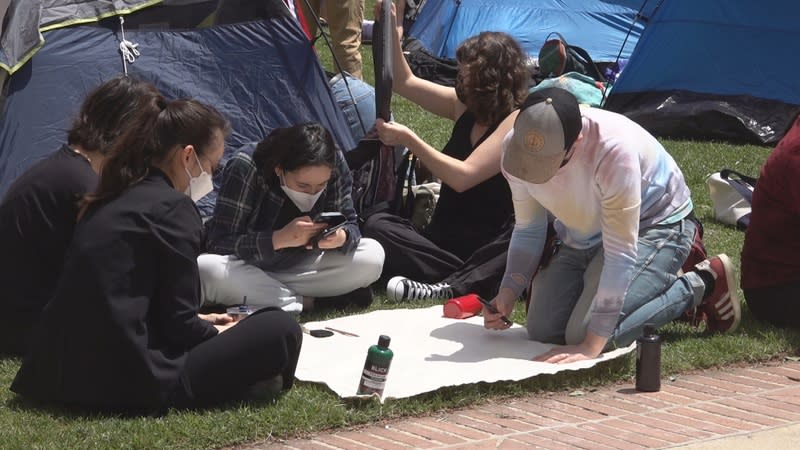 學生戴口罩示威  現場畫海報 加州大學洛杉磯分校（UCLA）校園，學生戴著口罩 參與反戰示威，現場畫海報支持巴勒斯坦。照片攝於 4月25日，警方清場前一週。 中央社記者林宏翰洛杉磯攝  113年5月8日 