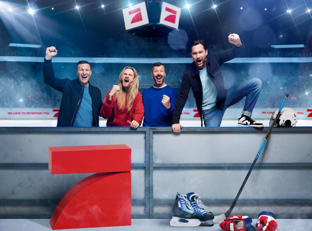 Team mit viel Spaß: Basti Schwele (links), Christoph "Icke" Dommisch (zweiter von links), Rick Goldmann und Matthias Killing (rechts) kommentieren und begleiten für ProSieben und ProSieben MAXX die Eishockey-WM in Tschechien. Bis zu 29 Spiele - darunter alle deutschen - will man im Free-TV zeigen.

 (Bild: © Seven.One / Marc Rehbeck)