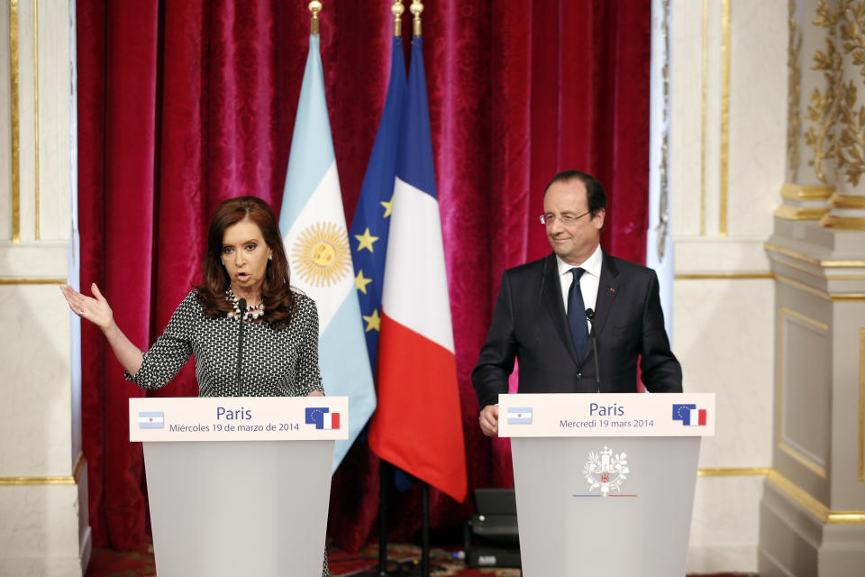 French President Francois Hollande, right, and Argentine President Cristina Fernandez attend a press conference at the Elysee Palace in Paris, Wednesday, March 19, 2014. Fernandez met French counterpart and discussed ways to tackle her country's growing international debt. (AP Photo/Christophe Ena)