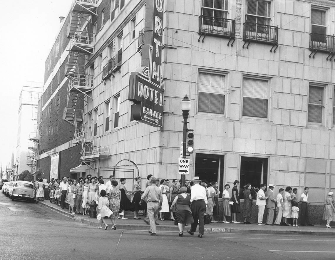 Aug. 8, 1954: A crowd waiting to see “Gone with the Wind” at Worth Theater.