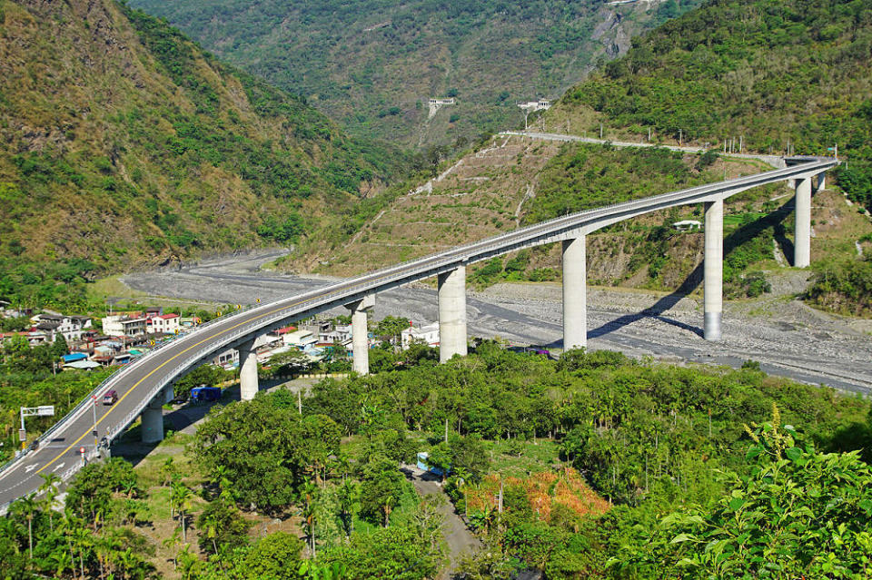 谷川大橋(Photo via Wikimedia, by Peellden, License: CC BY-SA 4.0，圖片來源：https://zh.wikipedia.org/wiki/%E9%9C%A7%E5%8F%B0%E8%B0%B7%E5%B7%9D%E5%A4%A7%E6%A9%8B#/media/File:WutaiGuchuanBridgeWesternView20150507.jpg)