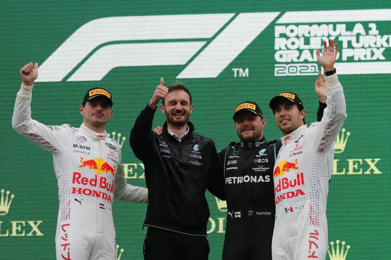 Valtteri Bottas, Max Verstappen y Sergio Perez en el podio del GP de Fórmula 1