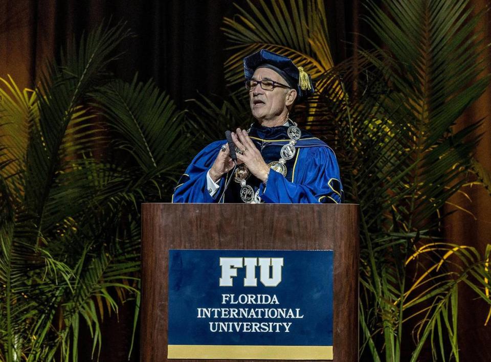 El presidente de la Universidad Internacional de la Florida (FIU) Kenneth Jessell hablando después de ser investido como sexto presidente de FIU en Ocean Bank Convocation Center, en FIU, jueves 18 de mayo de 2023.
