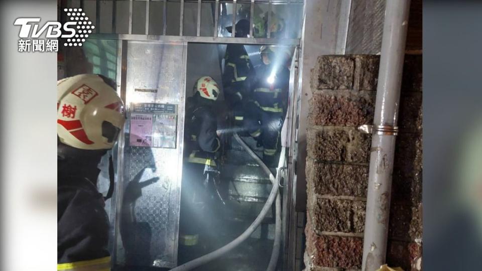消防人員進入公寓救火。（圖／TVBS）