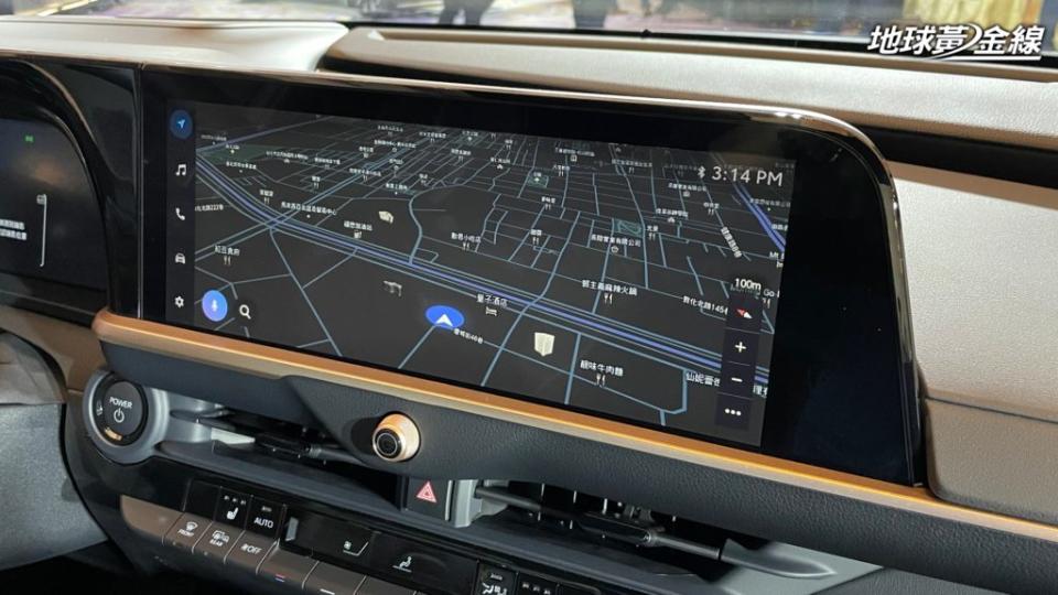 中央則是配置了12.3吋導航主機，可以使用無線Apple CarPlay以及有線的Android Auto。(圖片來源/ 地球黃金線)