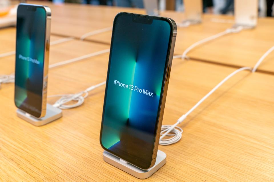 LONDON, ENGLAND - SEPTEMBER 24: LONDON, ENGLAND - SEPTEMBER 24: Apple launches the iPhone 13 in the UK at its Regent Street store on September 24, 2021 in London, England. (Photo by Ming Yeung/Getty Images)