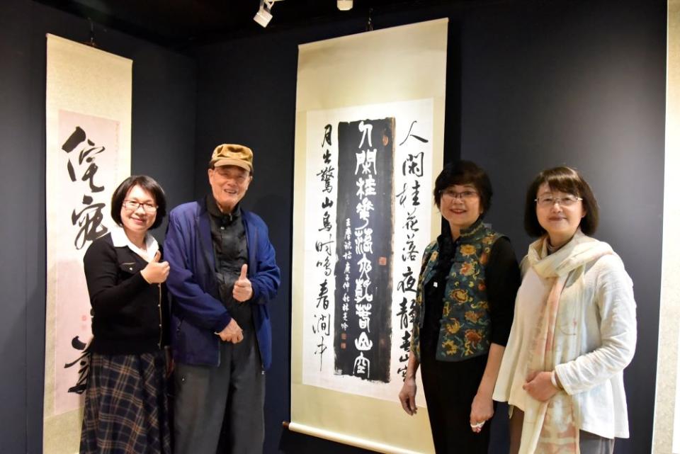 《圖說》參展書法家在中華民國書法教育學會理事長林亮吟作品《鳥鳴澗》前合影，左起：陳泱昭、連勝彥、林亮吟、連瑞芬。〈華梵大學提供〉