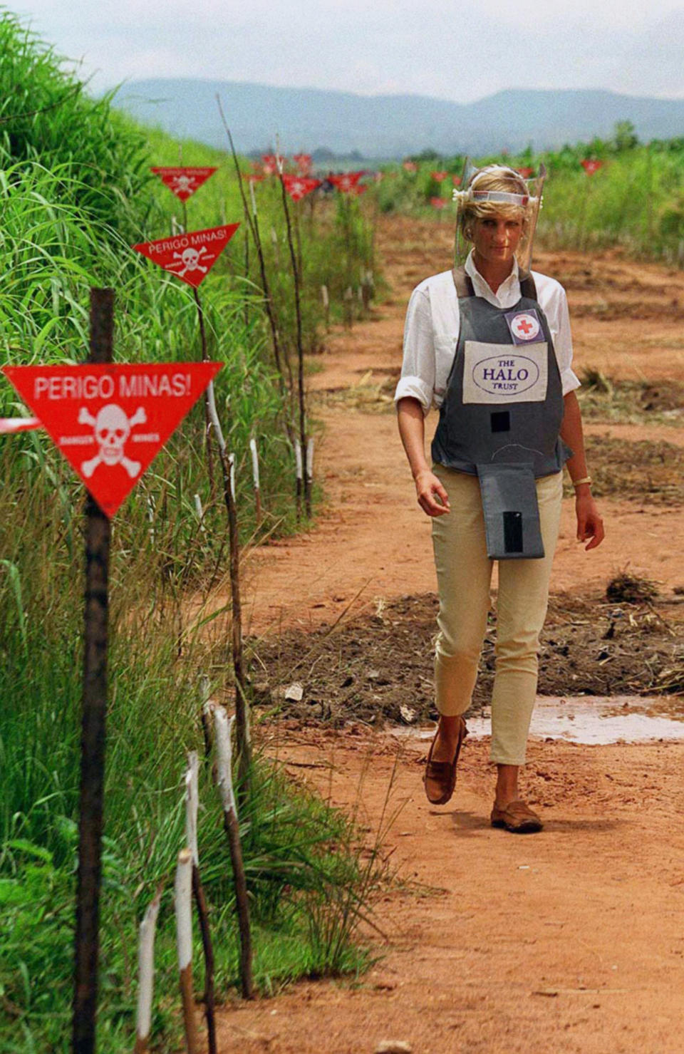 Princess Diana touring an Angolan minefield in body armour. (PA)