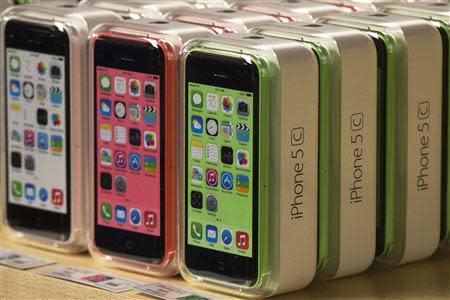 Apple iPhone 5C phones are pictured at the Apple retail store on Fifth Avenue in Manhattan, New York in this September 20, 2013 file photo. REUTERS/Adrees Latif/Files