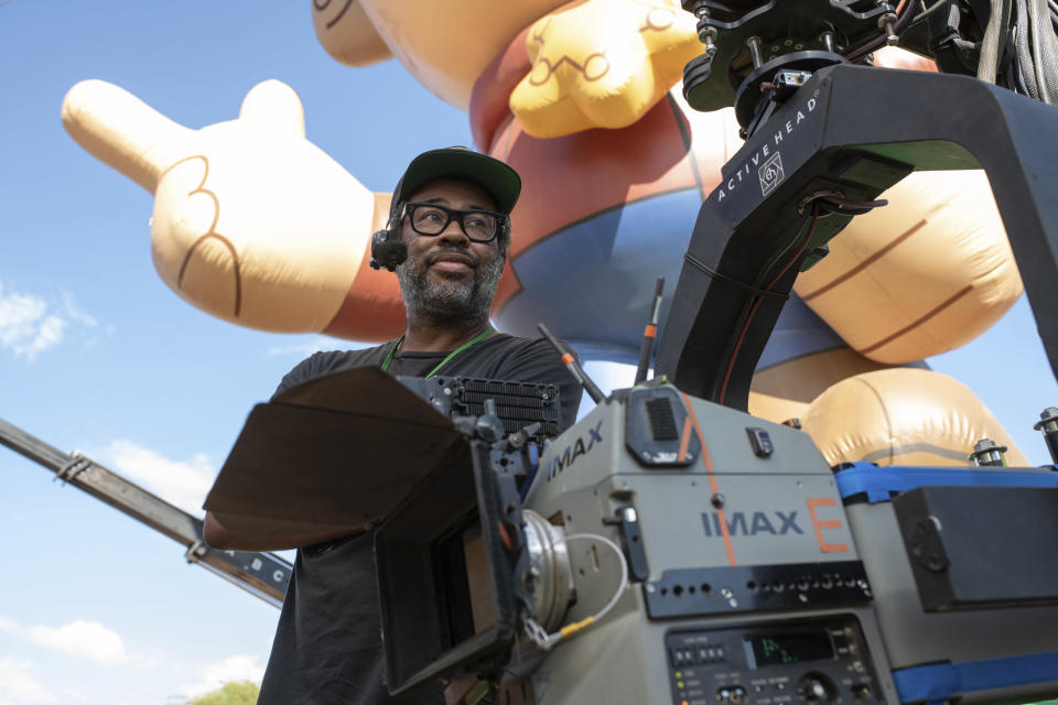 En esta imagen difundida por Universal Pictures, el guionista y director Jordan Peele en el set de "Nope". (Glen Wilson/Universal Pictures vía AP)