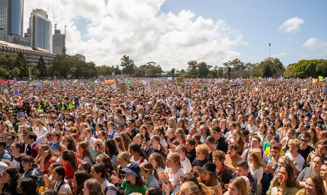 Manifestación por el clima en Sidney, el 20 de septiembre de 2019. Se estima que hubo más de 300 000 personas. <a href="https://commons.wikimedia.org/wiki/File:Sydney_strike_(48763501892).jpg" rel="nofollow noopener" target="_blank" data-ylk="slk:Marcus Coblyn / Wikimedia Commons;elm:context_link;itc:0;sec:content-canvas" class="link ">Marcus Coblyn / Wikimedia Commons</a>, <a href="http://creativecommons.org/licenses/by/4.0/" rel="nofollow noopener" target="_blank" data-ylk="slk:CC BY;elm:context_link;itc:0;sec:content-canvas" class="link ">CC BY</a>