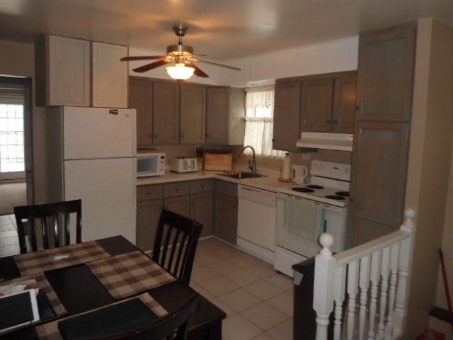 <p><span>25 Charles St., Newmarket, Ont.</span><br>The eat-in kitchen also includes a built-in dishwasher.<br>(Photo: Zoocasa) </p>