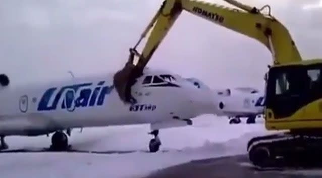 The excavator begins to smack into the front of the UTair jet. Picture: Liveleak/Analisator