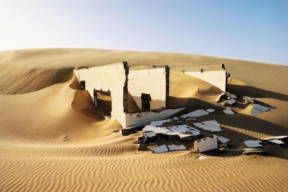 <p>Sahara Desert ruins in Mauritania // March 18, 2016</p>