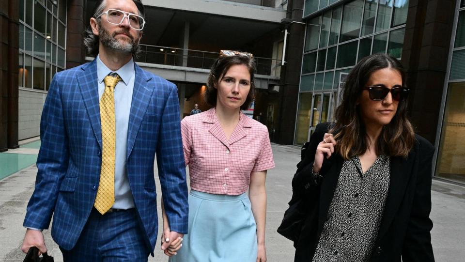 Foto: Amanda Knox chega a um tribunal de Florença com seu marido Christopher Robinson em 5 de junho de 2024, antes de um julgamento por difamação, presa e posteriormente libertada por matar seu colega de quarto britânico em 2007.  (Ticiana Fabi/AFP via Getty Images)