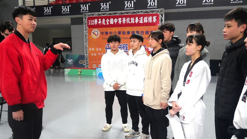 亞運銀牌黃鈺仁(左)賽後指導治平高中學弟妹。（圖／大會提供）