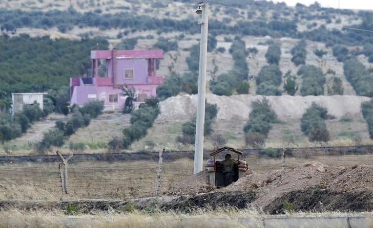 A Turkish soldier stands guard at the Turkish-Syrian border in Karkamis, bordering with the Islamic State-held Syrian town of Jarablus, in Gaziantep province, Turkey, August 1, 2015. REUTERS/Murad Sezer