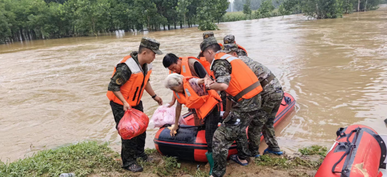 中國派出武警協助河北涿州災民脫困並負責清淤。翻攝澎湃新聞
