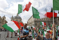 Sul palco di Piazza del Popolo il vicepresidente di Forza Italia, Antonio Tajani, la leader di Fratelli d'Italia, Giorgia Meloni, e Matteo Salvini.