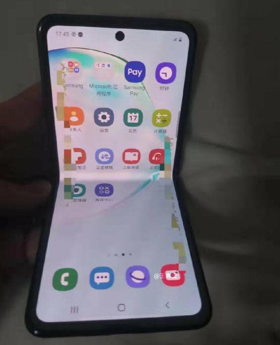 The new folding phone will feature a clamshell design, unlike the original Galaxy Fold which folded out like a book (Weibo)
