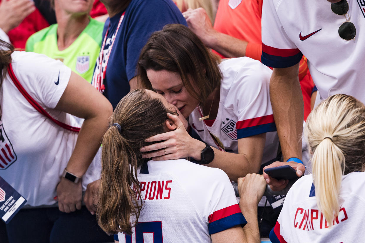 Kelley Ohara besa a su novia tras proclamarse campeona. (Marcio Machado/Getty Images)