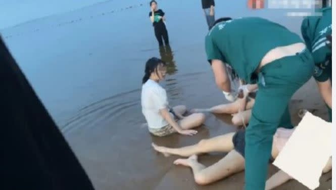 韓性少年發現3女子喊救命後，立刻跳下水解救，而同伴則在岸邊協助拉上岸。（圖／翻攝自微博）