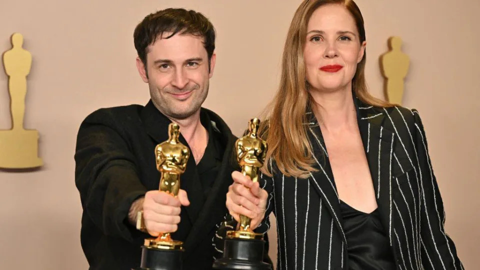 La directora y guionista francesa Justine Triet y Arthur Harari posan en la sala de prensa con el Oscar al Mejor Guión Original por "Anatomy of a Fall" durante la 96a edición anual de los Premios de la Academia en el Dolby Theatre de Hollywood, California, el 10 de marzo de 2024.