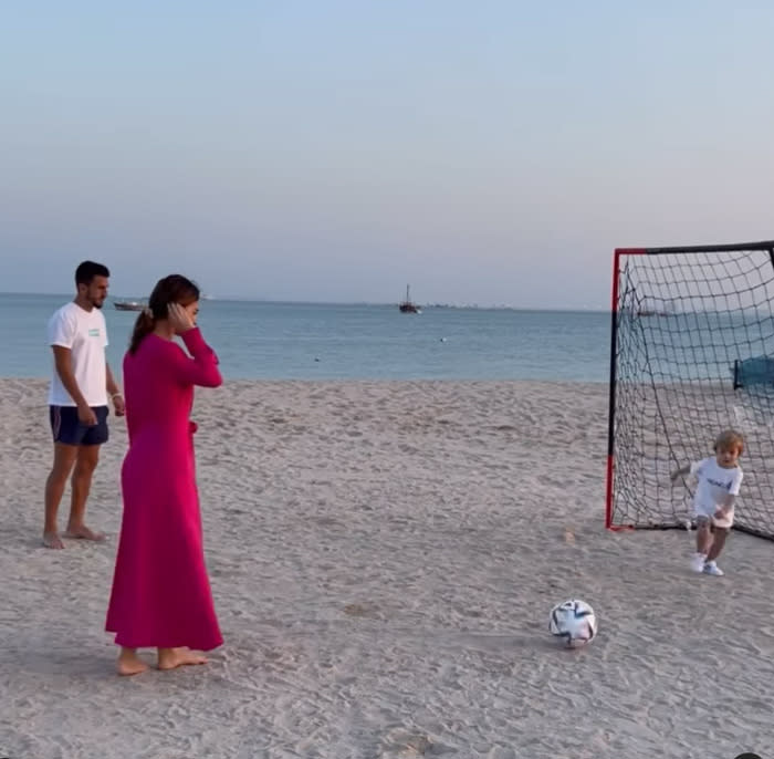 Beatriz Espejel y Koke en Qatar jugando con su hijo