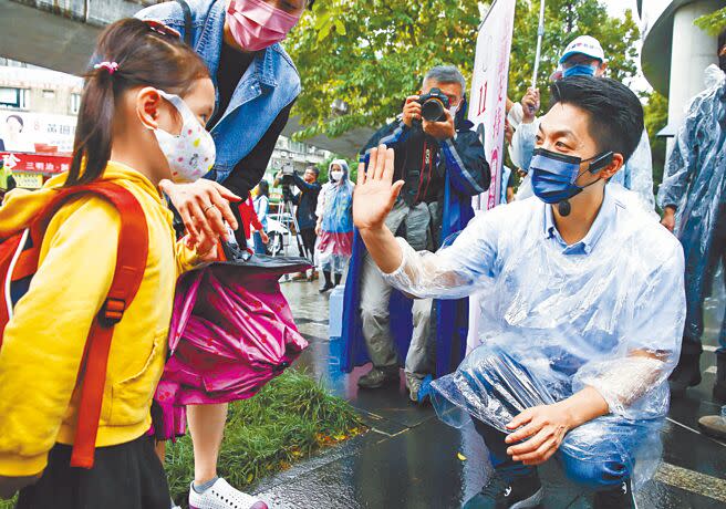 選戰倒數計時，台北市長候選人強力催票，國民黨蔣萬安（右）16日不忘向民眾小孩打招呼。（羅永銘攝）