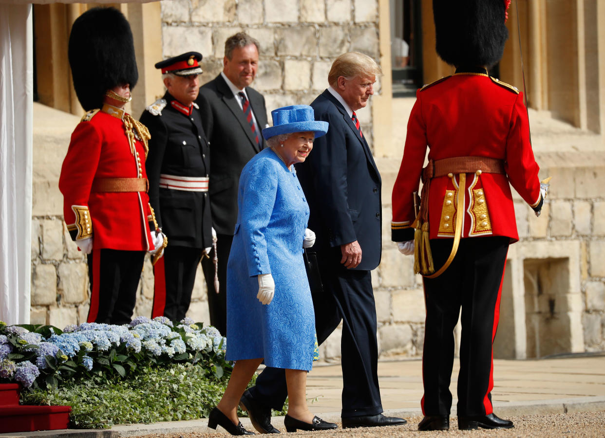 Die Queen und US-Präsident Trump trafen letzten Freitag auf Schloss Windsor aufeinander. Beim ersten Staatsbesuch in England lief es für Trump nicht ganz rund. (Bild: AP Photo/Pablo Martinez Monsivais)
