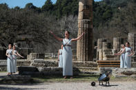 La fiaccola olimpica per i Giochi di Tokyo 2020 è stata accesa nell'antica Olimpia, in un evento chiuso al pubblico a causa dell'emergenza per il Coronavirus (REUTERS/Alkis Konstantinidis)