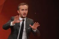 Ärger bekam auch Jan Böhmermann im Nachbarland. Es sei "nicht normal, dass das Land von einem 32-jährigen Versicherungsvertreter geführt wird", teilte der Satiriker im ORF-Gespräch gegen Bundeskanzler Sebastian Kurz aus. Der Sender distanzierte sich umgehend von den "provokanten und politischen Aussagen". Wegen des abgewandelten Thomas-Bernhard-Zitats der "acht Millionen Debilen" kassierte er sogar eine Anzeige.