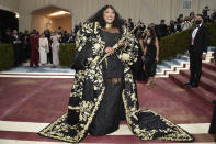 Lizzo llega a la gala a beneficio del Instituto del Vestido del Museo Metropolitano de Arte para celebrar la inauguración de la exposición "In America: An Anthology of Fashion" el lunes 2 de mayo de 2022 en Nueva York. (Foto Evan Agostini/Invision/AP)