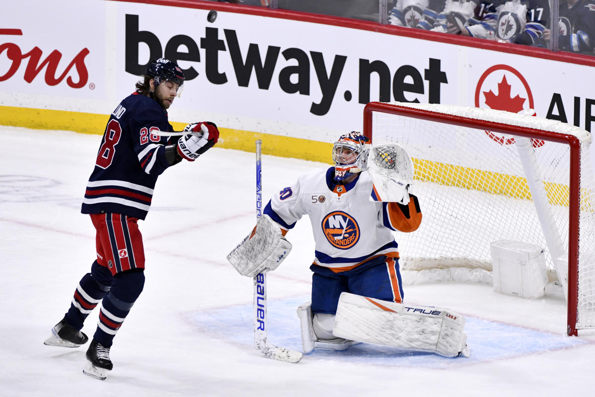 Flyers get shut out by the Winnipeg Jets, 4-0, in second-to-last game of  the season