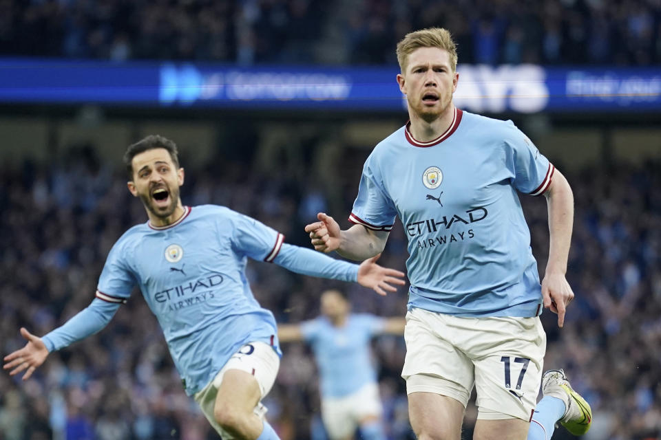 Kevin De Bruyne (17) celebra con Bernardo Silva tras marcar el primer gol del Manchester City ante Arsenal en la Liga Premier, el miércoles 26 de abril de 2023. (AP Foto/Dave Thompson)