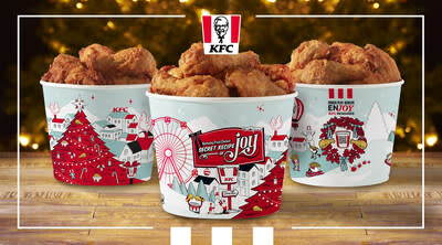 Con las fiestas a la vuelta de la esquina, Kentucky Fried Chicken® está sirviendo alegría extra esta temporada con un nuevo diseño de cubeta festiva y una colección de artículos festivos que le hacen juego. La famosa cadena de pollo frito también está sirviendo dos nuevos platos para hacer las celebraciones festivas Extra Crispy™. (PRNewsfoto/Kentucky Fried Chicken)