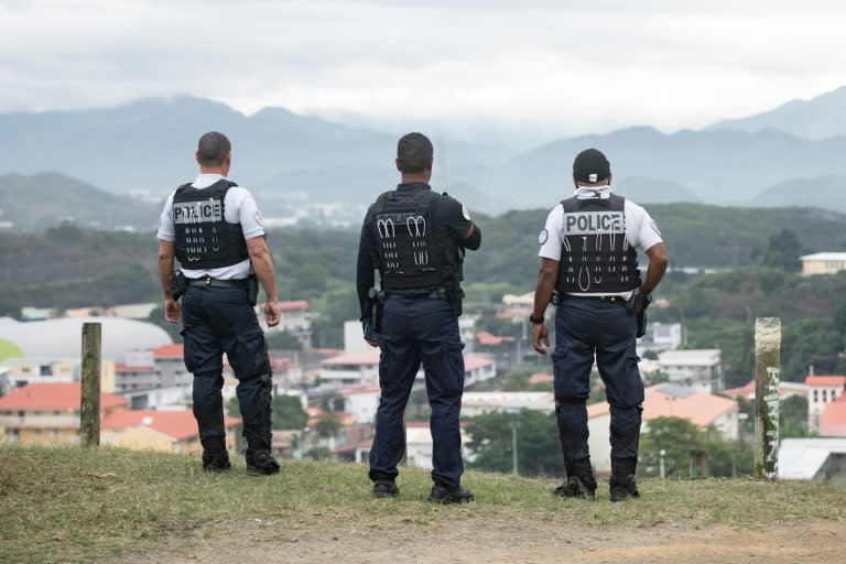 Des policiers assurent la sécurité d'un bureau de vote de Nouméa à l'occasion des élections européennes, le 9 juin 2024 (Delphine Mayeur)