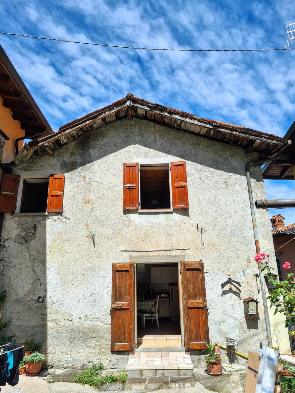 Eine Außenaufnahme eines alten italienischen Hauses am Lago Iseo.