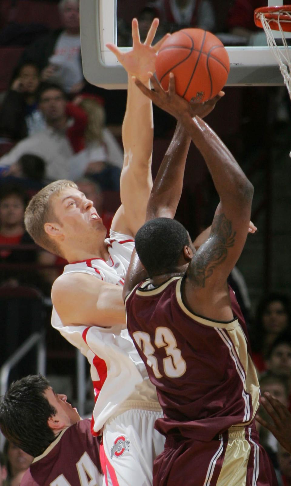 (NCL_WALSH_ LAURON 5NOV06) Ohio State's Matt Terwilliger, 42, goes up against Walsh Derek Chappell, 33, in the first half of their game at Value City Arena, November 05, 2006.  (Dispatch photo by Neal C. Lauron)