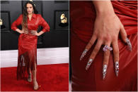 Las uñas volvieron a ser protagonistas del look de Rosalía, pero también el cuero y los flecos rojos del diseño de Alexander Wang. La española se fue a casa con un Grammy en la categoría de mejor álbum de rock latino, urbano o alternativo por 'El Mal Querer'. (Foto: Steve Granitz / Valerie Macon / AFP / Getty Images)