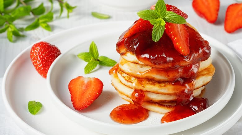 Pancakes with macerated strawberries