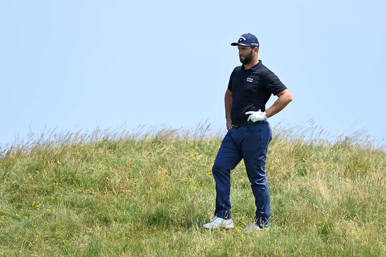 Jon Rahm explorando los espesos roughs de Royal St. George's