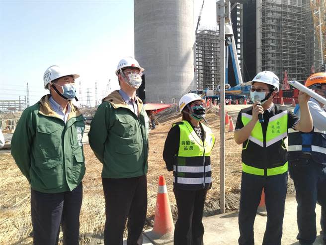 勞動部展開春安聯合督導檢查，勞動部長許銘春和高雄市副市長羅達生等人今天上午前往興達電廠燃氣機組更新改建計畫工程視察。(林雅惠攝)