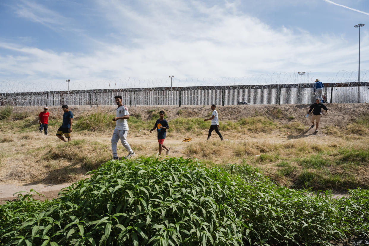 Migrantes de varios países acampan frente a la iglesia del Sagrado Corazón, donde reciben alimentos y ropa donados en El Paso, Texas, el 4 de mayo de 2023. (Justin Hamel/The New York Times).