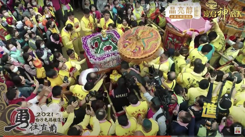 山邊媽祖也請入山邊媽祖的大轎，一起風光回宮。（圖／寶島神很大）