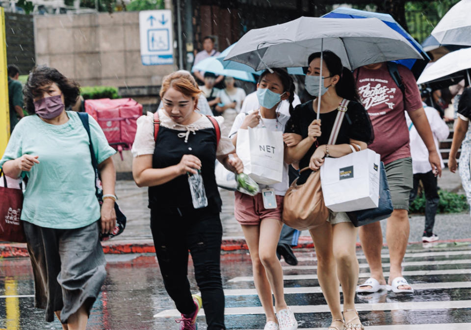 周六、日水氣再增多，有午後局部大雷雨及劇烈天氣機率提高。(資料照)