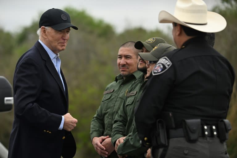 El presidente de Estados Unidos, Joe Biden (izquierda), habla con agentes de la patrulla fronteriza durante una visita a Brownsville, Texas, el 29 de febrero de 2024. (Jim WATSON)