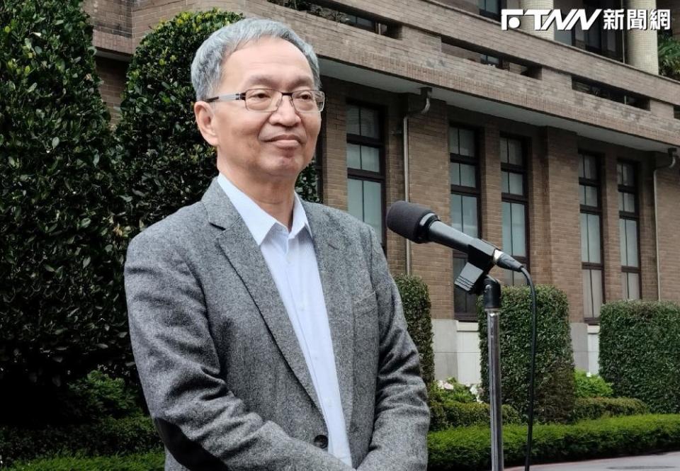 衛福部長薛瑞元回應稱，不知情衛福部門口的花束被清走的事情。（圖／記者陳弘志攝）