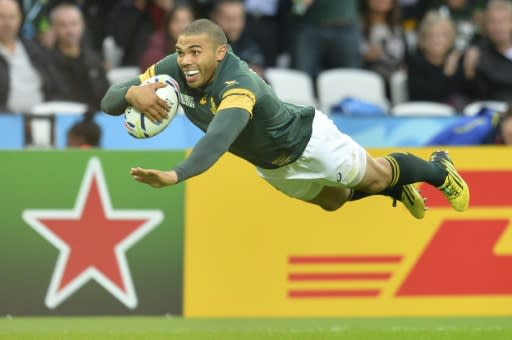 El sudafricano Bryan Habana marca un try durante un partido de la primera fase del Mundial de Rugby contra EEUU el 7 de octubre de 2015 en Londres RESTRICTED TO EDITORIAL USE, NO USE IN LIVE MATCH TRACKING SERVICES, TO BE USED AS NON-SEQUENTIAL STILLS (AFP | GLYN KIRK)